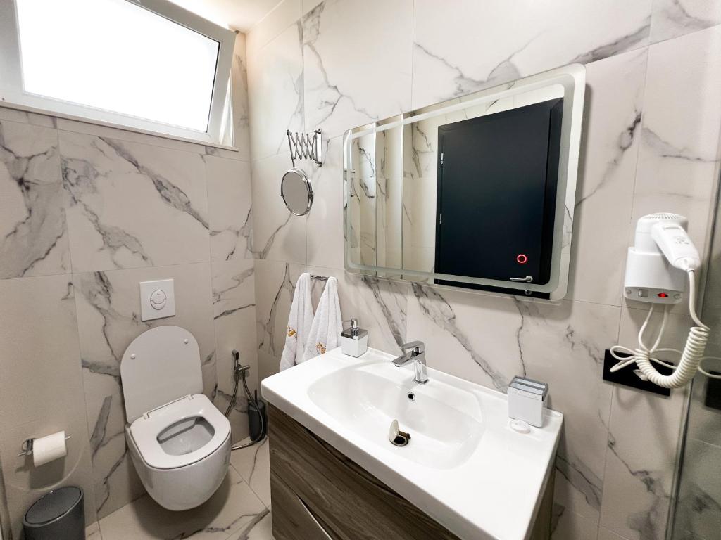 Koupelna v ubytování Jata Crown Hotel