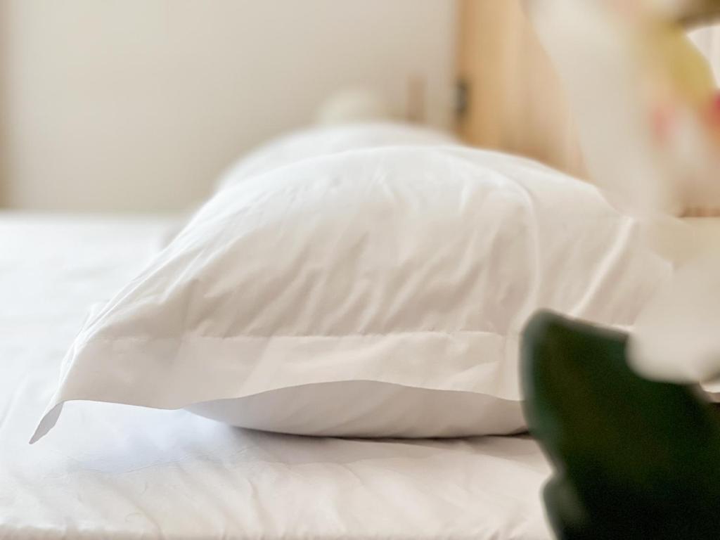 Postel nebo postele na pokoji v ubytování Jata Crown Hotel