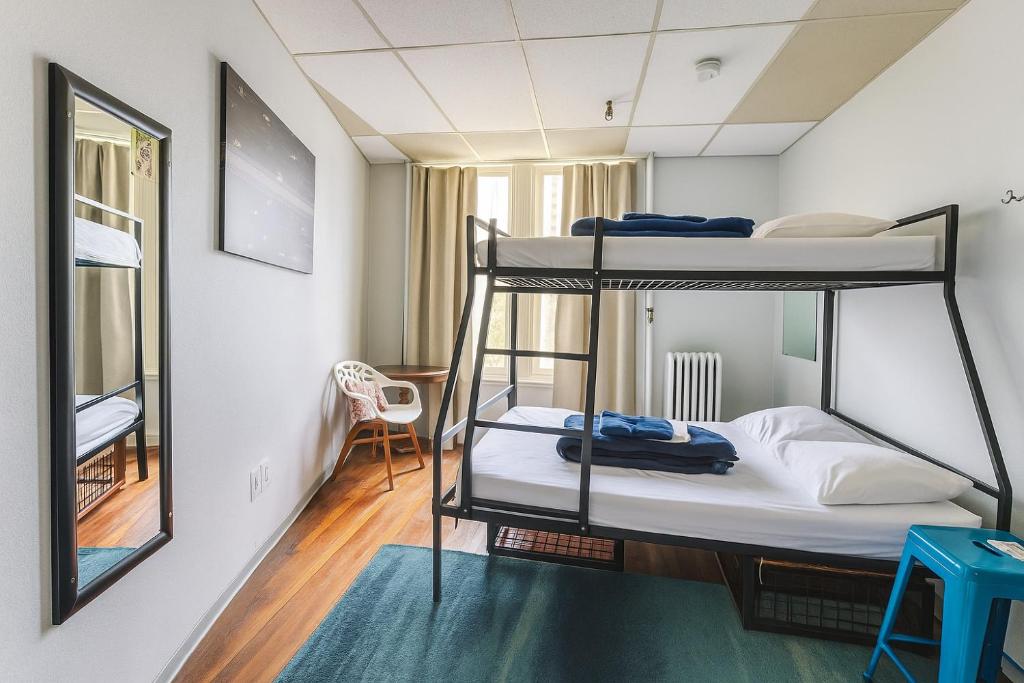 Postel nebo postele na pokoji v ubytování The Cambie Hostel Gastown