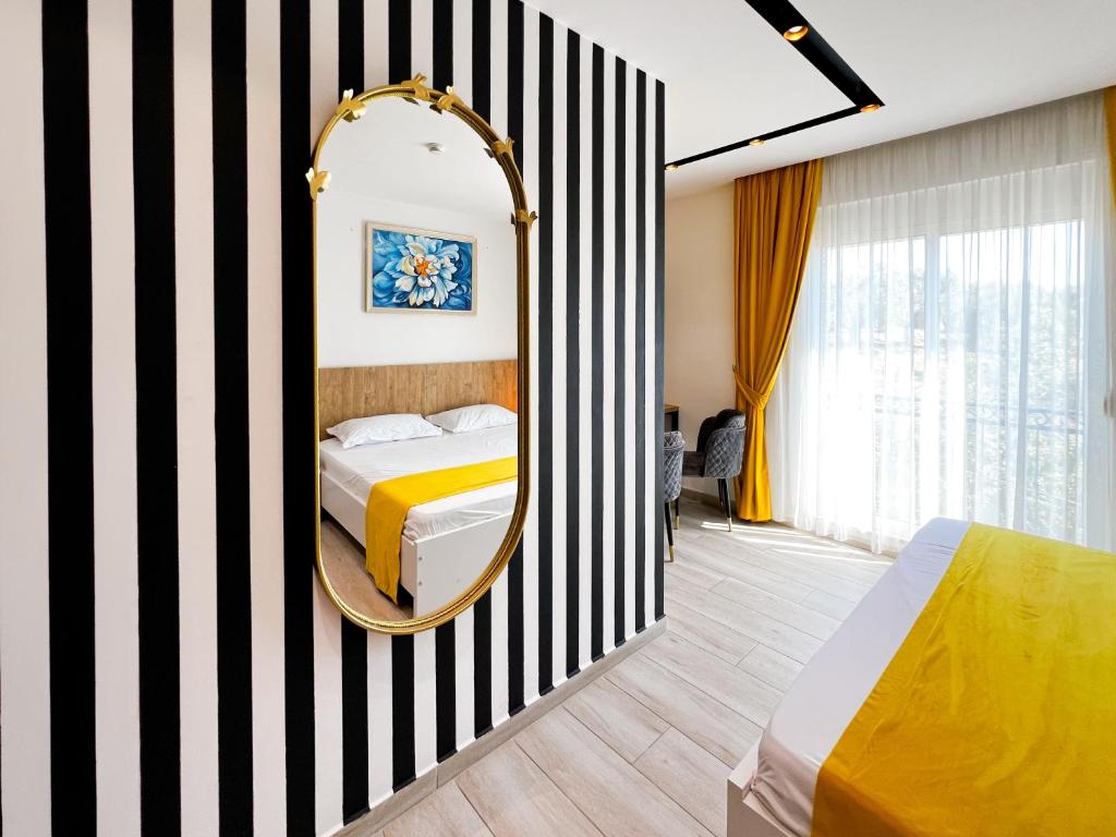 Postel nebo postele na pokoji v ubytování Jata Crown Hotel