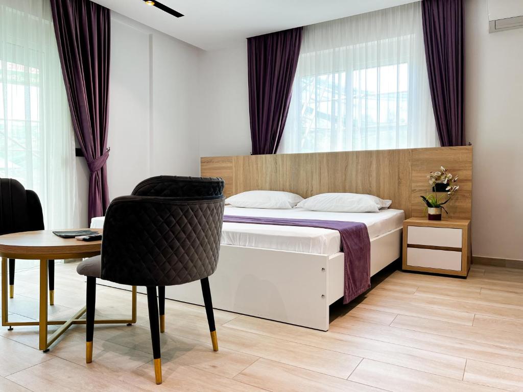 Postel nebo postele na pokoji v ubytování Jata Crown Hotel