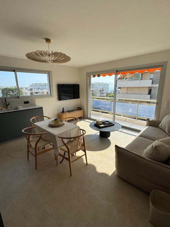 un salon avec un canapé et une table dans l'établissement Square Croisette, à Cannes