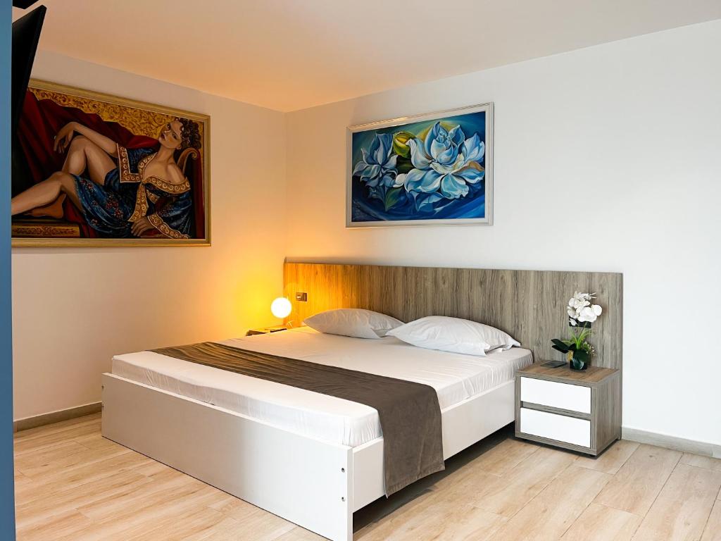 Postel nebo postele na pokoji v ubytování Jata Crown Hotel