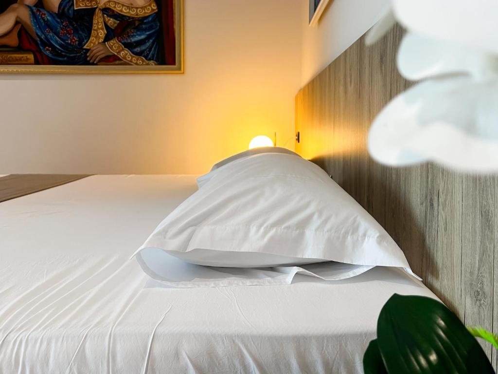 Postel nebo postele na pokoji v ubytování Jata Crown Hotel