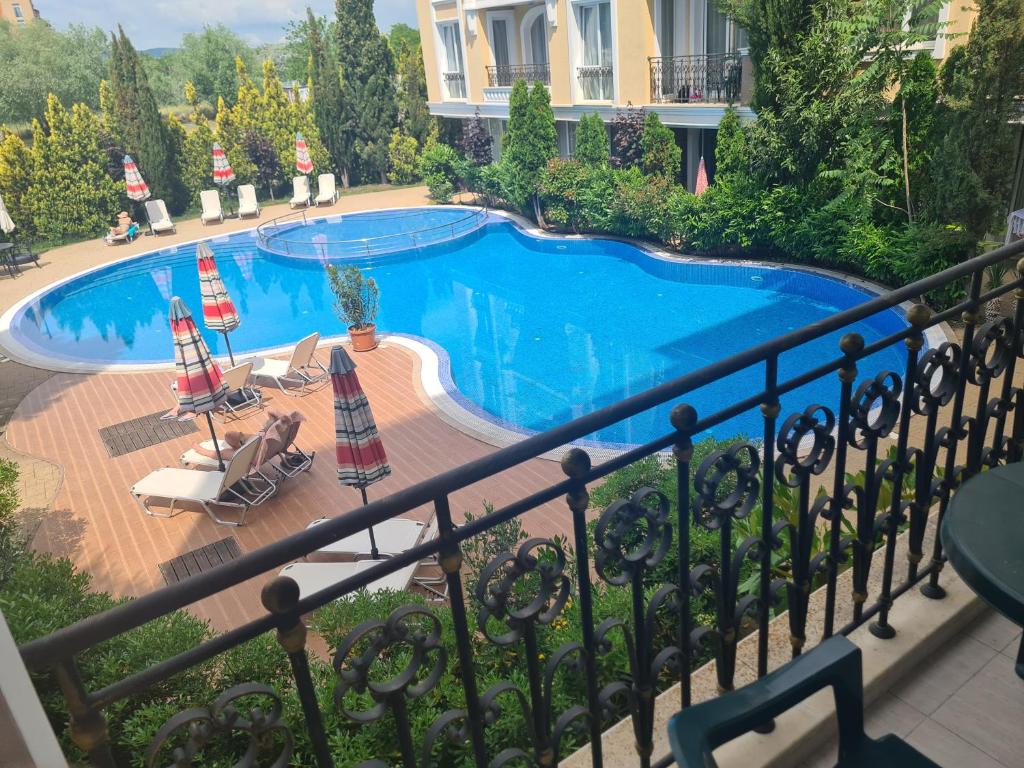 Una vista de una piscina desde un balcón. en Messembria Palace, en Sunny Beach