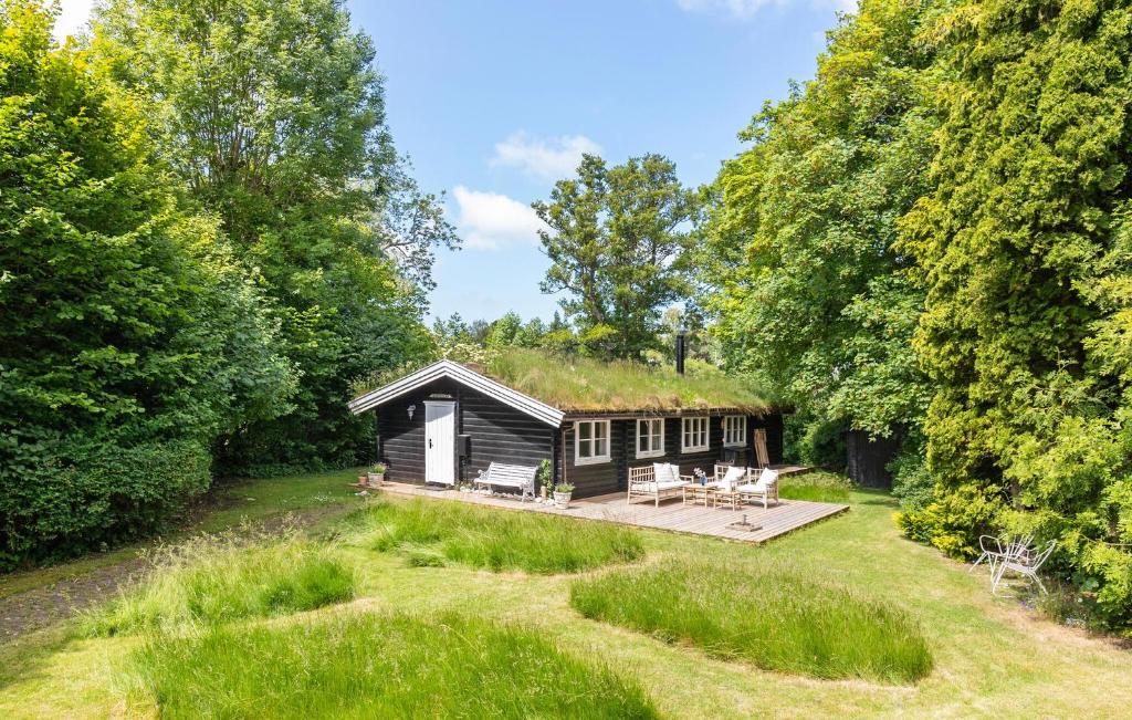 Un jardín fuera de Cozy Home In Dronningmølle With Wifi