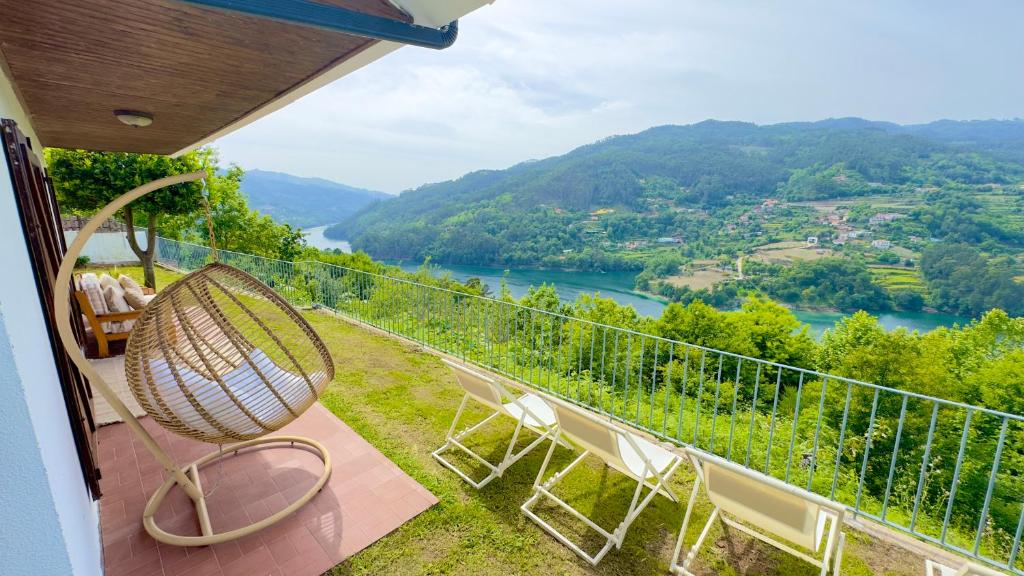einen Balkon mit Stühlen und Flussblick in der Unterkunft Miradouro 13 - Heated Pool in Vieira do Minho