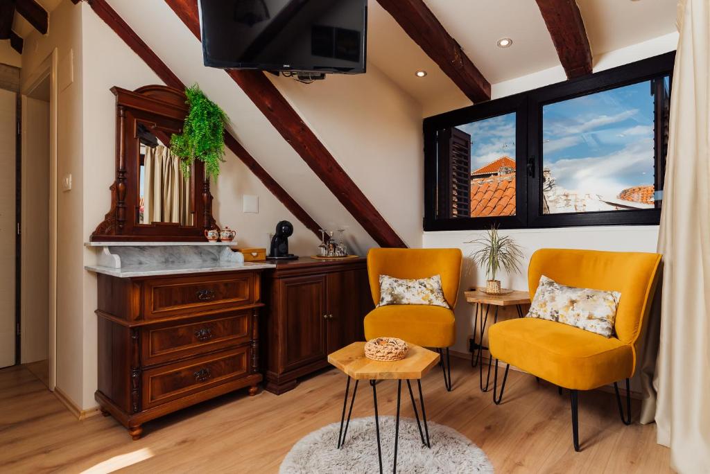 Televízia a/alebo spoločenská miestnosť v ubytovaní Old town Villa TROGIR STARS with free parking