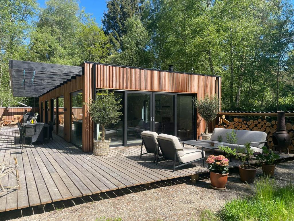 En hage utenfor Home With Large Plot In Asserbo Plantation
