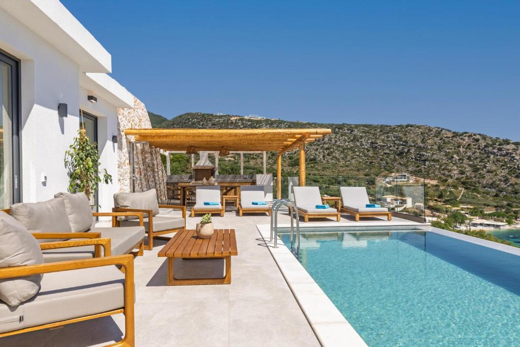 Bazén v ubytování Armoi Villas nebo v jeho okolí