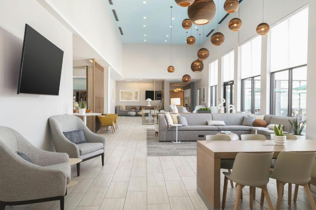 eine Lobby mit Sofas und Stühlen sowie einem TV in der Unterkunft Element Las Vegas Airport in Las Vegas