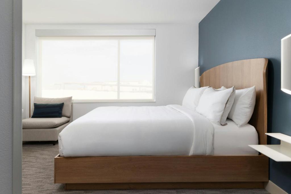 Ein Bett oder Betten in einem Zimmer der Unterkunft Element Las Vegas Airport