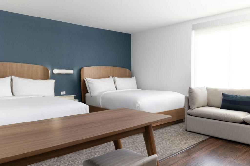 Ein Bett oder Betten in einem Zimmer der Unterkunft Element Las Vegas Airport