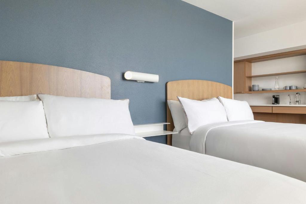Ein Bett oder Betten in einem Zimmer der Unterkunft Element Las Vegas Airport