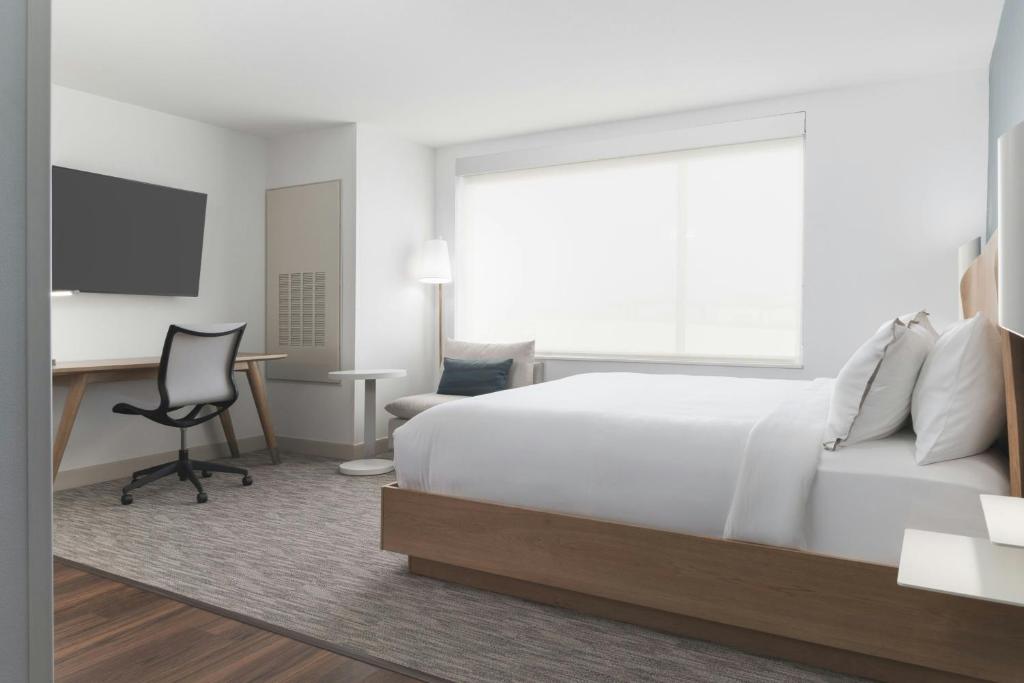 Ein Bett oder Betten in einem Zimmer der Unterkunft Element Las Vegas Airport