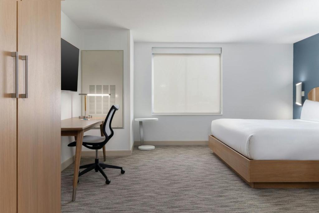 Ein Bett oder Betten in einem Zimmer der Unterkunft Element Las Vegas Airport