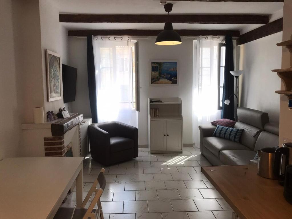 un salon avec un canapé et une table dans l'établissement La petite oasis, newly renovated, à Toulon