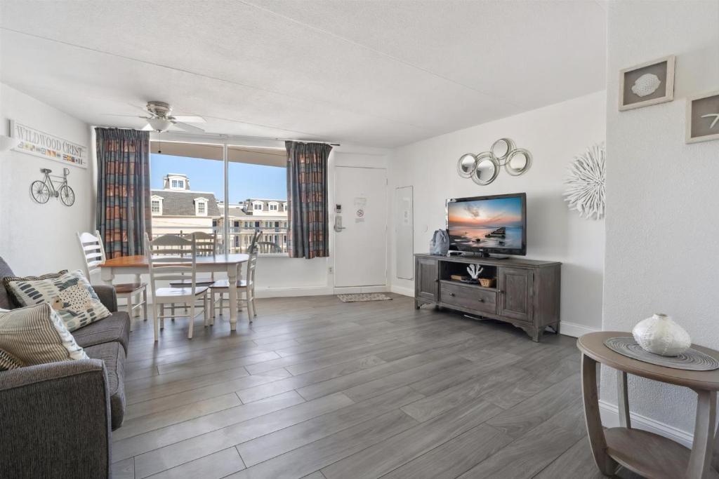 Una sala de estar con un sofá, un televisor y una mesa. en 6201 Ocean Ave, Unit 302 - The Nassau Inn, en Wildwood
