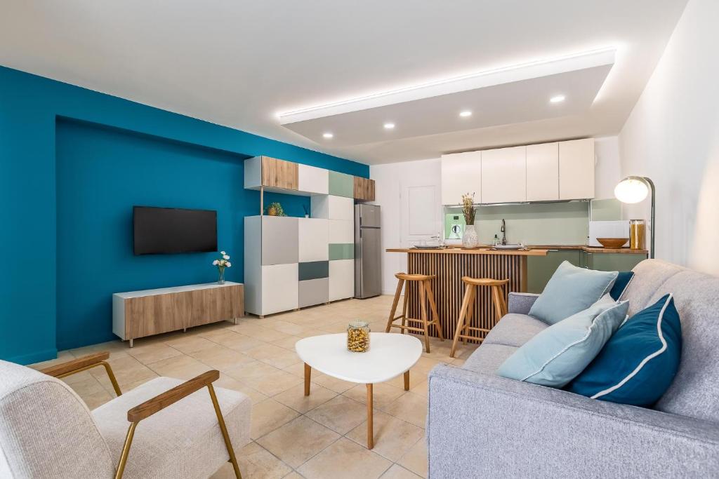 een woonkamer met een bank en een tafel bij Séjour charmant à L'Écrin du Lez in Castelnau-le-Lez