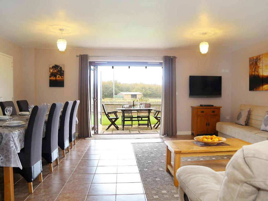 a living room with a couch and a table at Hay Fields, Tilmangate Farm in Ulcombe