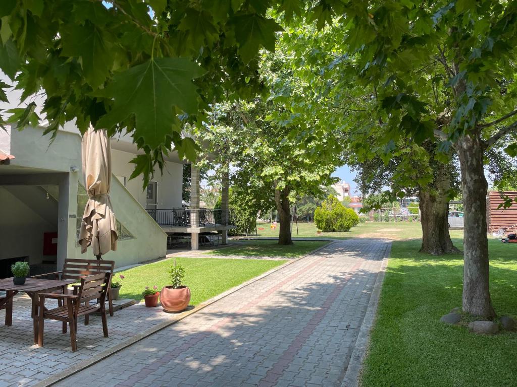 a park with a table and benches and trees at Villa Maria in Ofrínion
