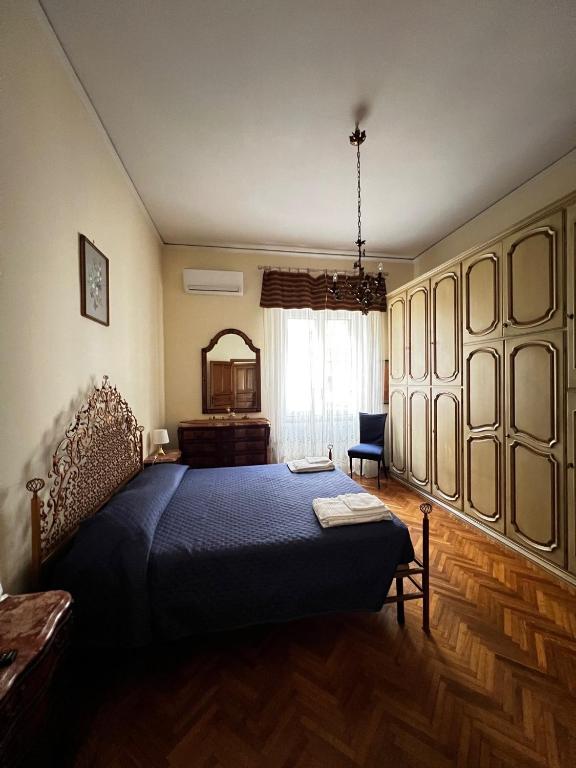 Łóżko lub łóżka w pokoju w obiekcie Maman Suite, city center near Molo Beverello
