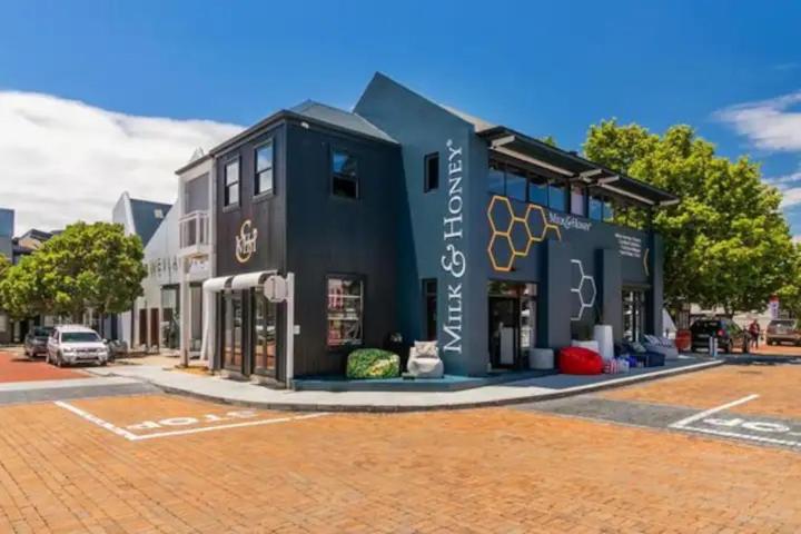 Un edificio nero sul lato di una strada di Forest Loft Apartment a Knysna