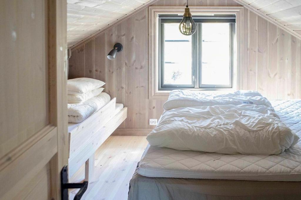 Ένα ή περισσότερα κρεβάτια σε δωμάτιο στο Secluded Mountain Cabin In Rauland With View