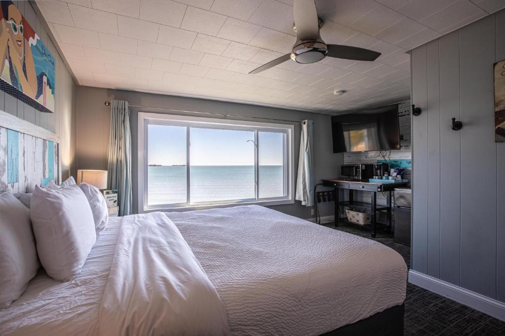 Ένα ή περισσότερα κρεβάτια σε δωμάτιο στο Beachfront Inn