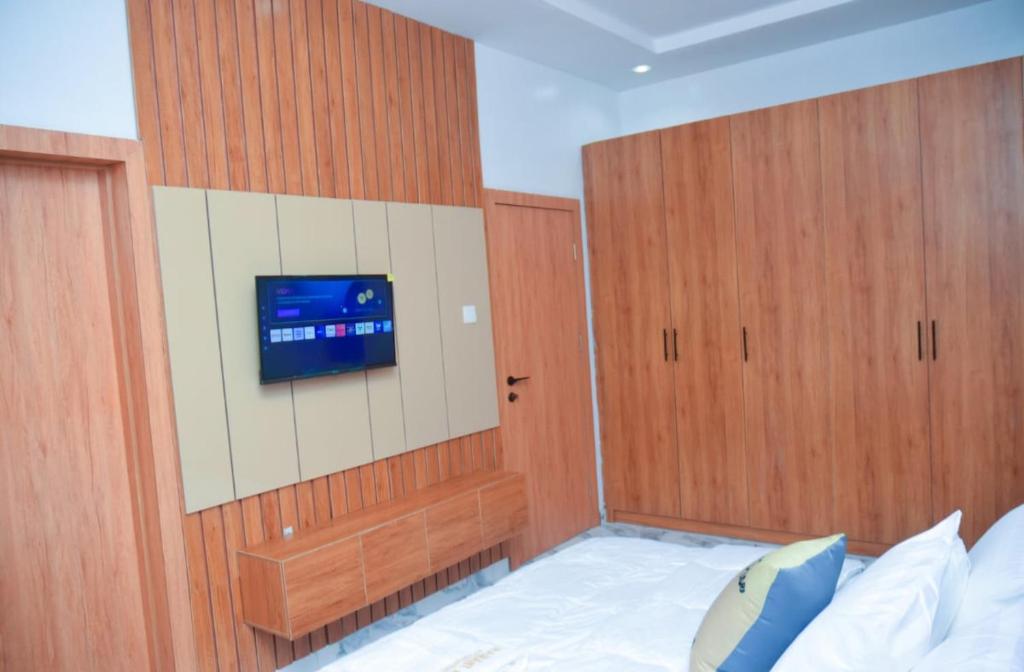 TV a/nebo společenská místnost v ubytování Radiant Rise Apartments