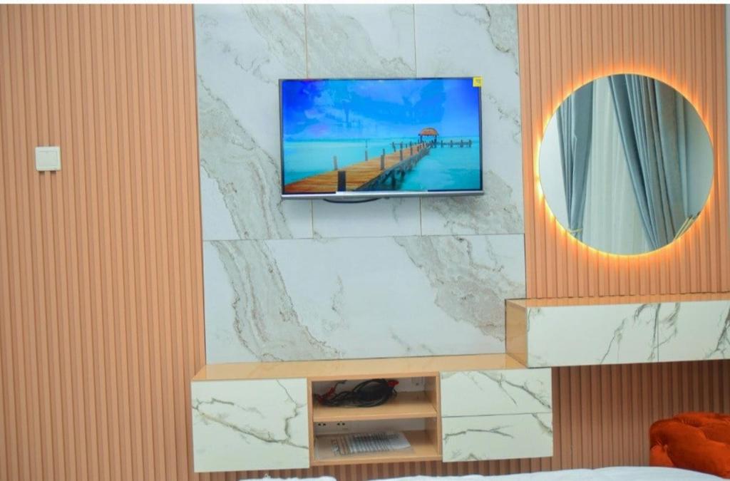 TV a/nebo společenská místnost v ubytování Radiant Rise Apartments