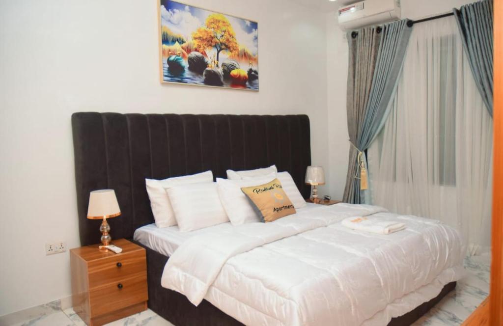 Postel nebo postele na pokoji v ubytování Radiant Rise Apartments