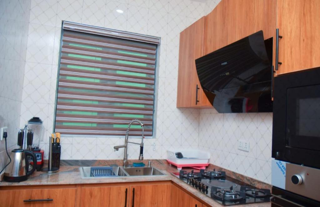 Kuchyň nebo kuchyňský kout v ubytování Radiant Rise Apartments