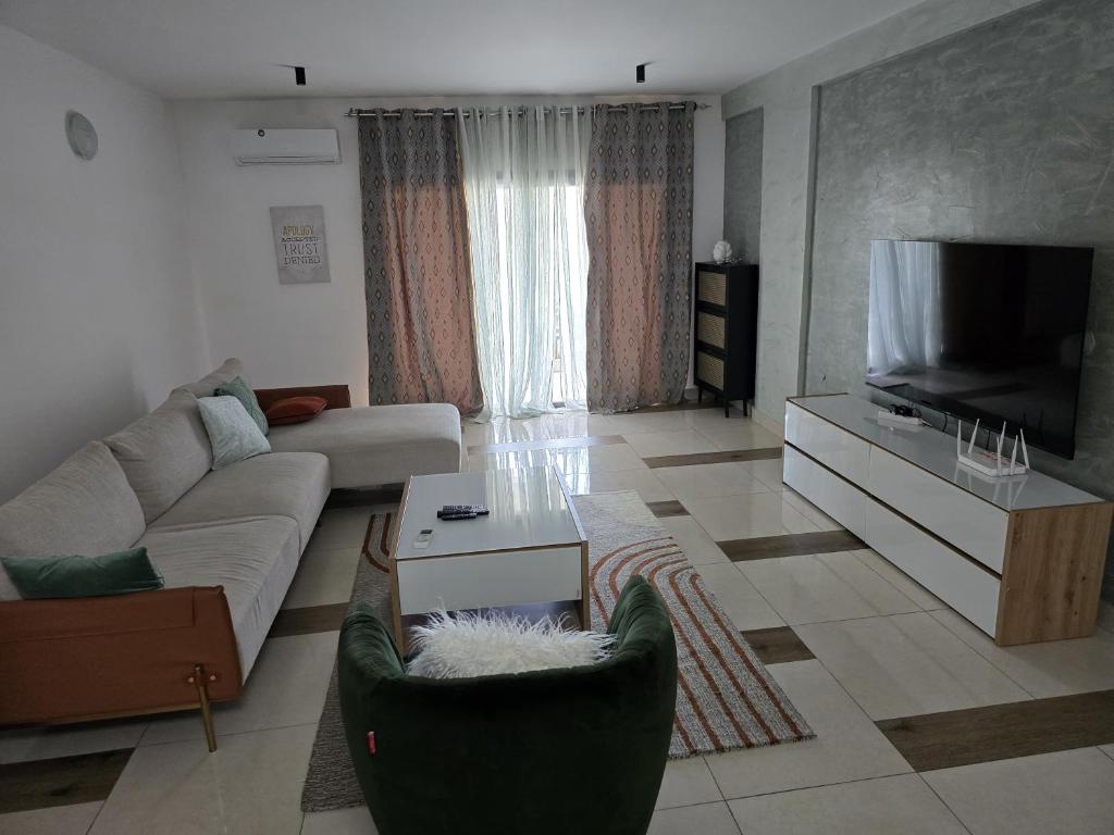 Televizorius ir (arba) pramogų centras apgyvendinimo įstaigoje Downtown Cozy Loft