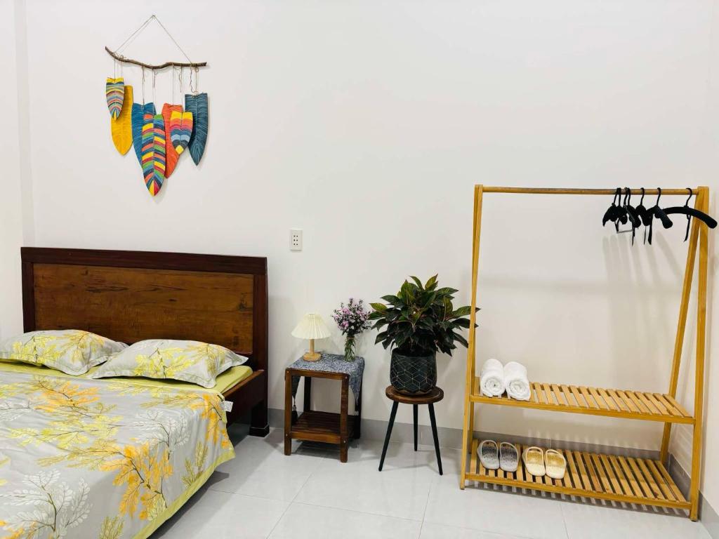 une chambre avec un lit et un miroir dans l'établissement Nhà mình Homestay, à Ấp Thanh Sơn (1)