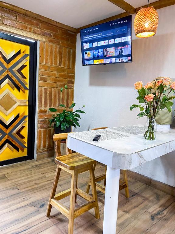 TV a/nebo společenská místnost v ubytování Watzara Wasi Apart Hotel Vacacional en Cotacachi