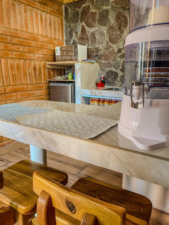 Kuchyň nebo kuchyňský kout v ubytování Watzara Wasi Apart Hotel Vacacional en Cotacachi