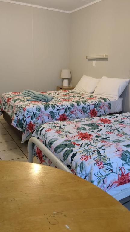 Postel nebo postele na pokoji v ubytování Blackall Caravan Park