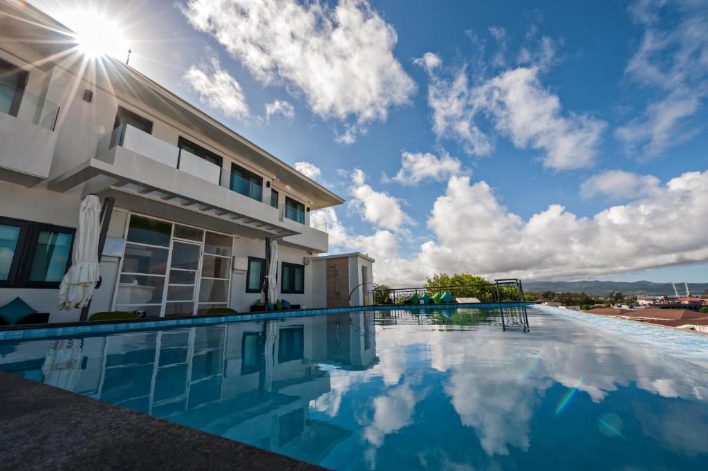 - une piscine en face d'une maison dans l'établissement Lime Hotel Boracay, à Boracay