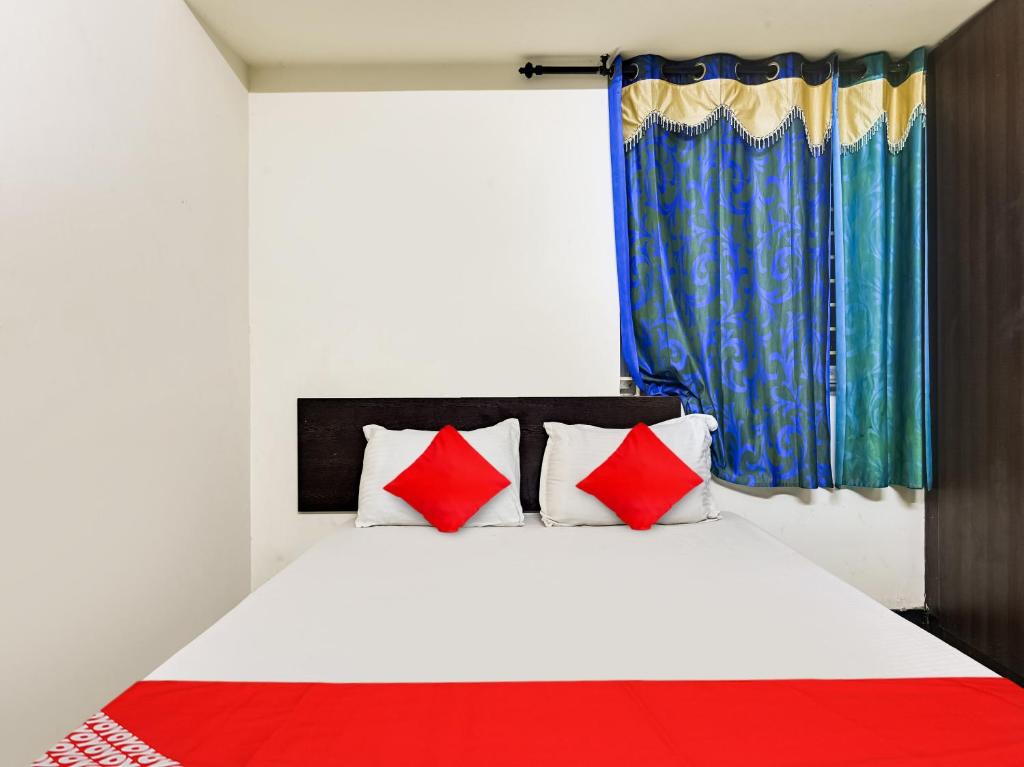 Postel nebo postele na pokoji v ubytování Hotel O A K residency