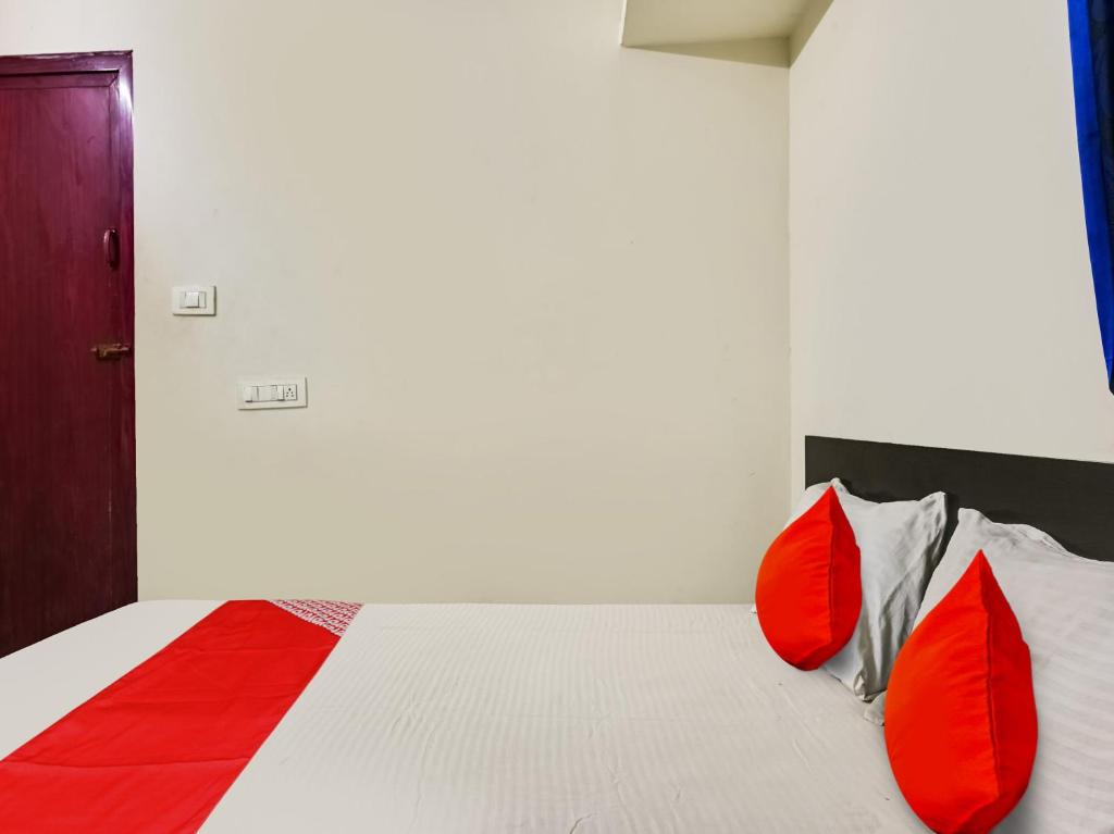 Postel nebo postele na pokoji v ubytování Hotel O A K residency