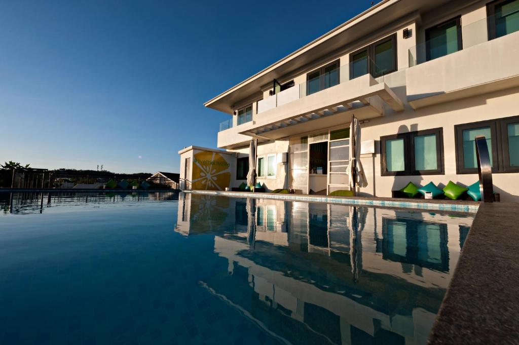 Bazén v ubytování Lime Hotel Boracay nebo v jeho okolí