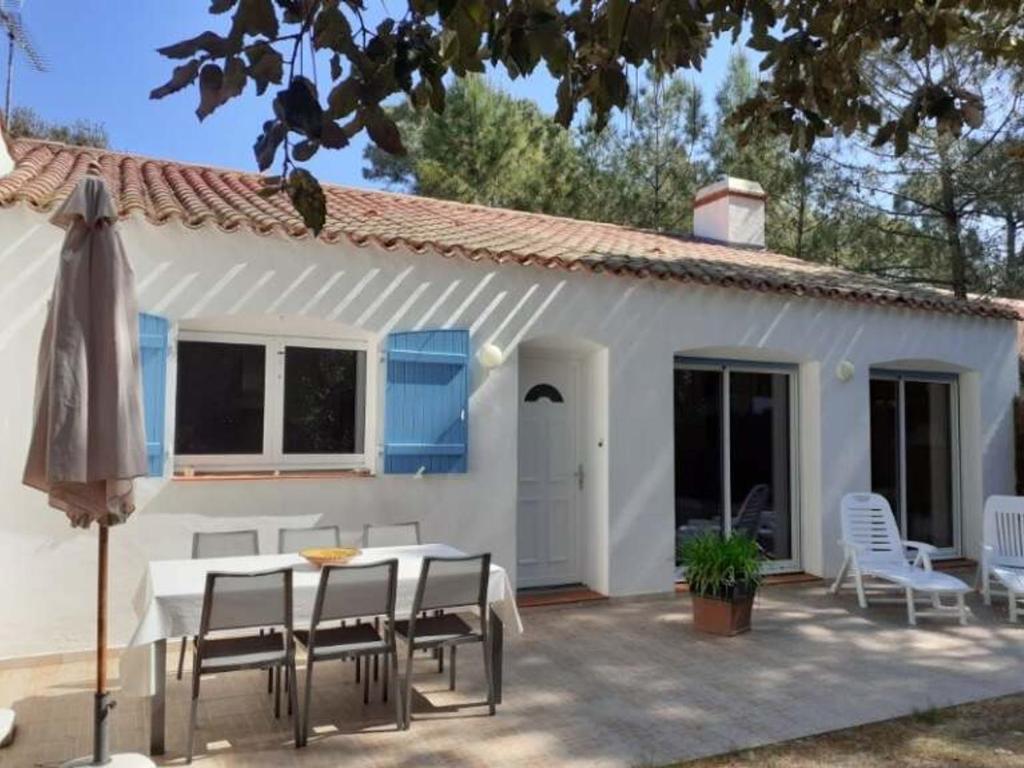 Photo de la galerie de l'établissement Maison spacieuse près des plages et pistes cyclables - FR-1-323-570, à Saint-Jean-de-Monts