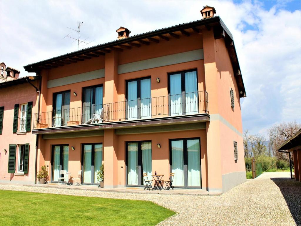 an exterior view of a house with a balcony at Apartment in Iseo with Pool in Cazzago San Martino