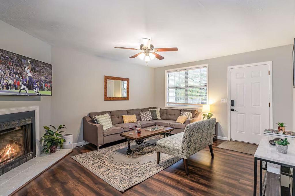 ナッシュビルにあるRecently Remodeled - Minutes from Downtown & BNAのソファと暖炉のあるリビングルーム