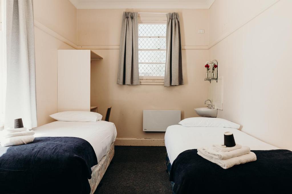 Postel nebo postele na pokoji v ubytování Port Macquarie Hotel
