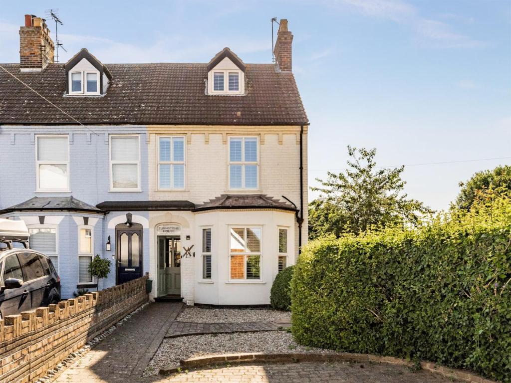 una gran casa blanca con entrada para coches en Turnstone House, en Gorleston-on-Sea
