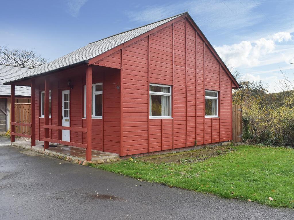 a red house with a red at Pheasant Lodge in Staithes