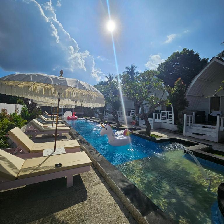 吉利特拉旺安Gili Sal EE的带有漂流河的游泳池，河里有人