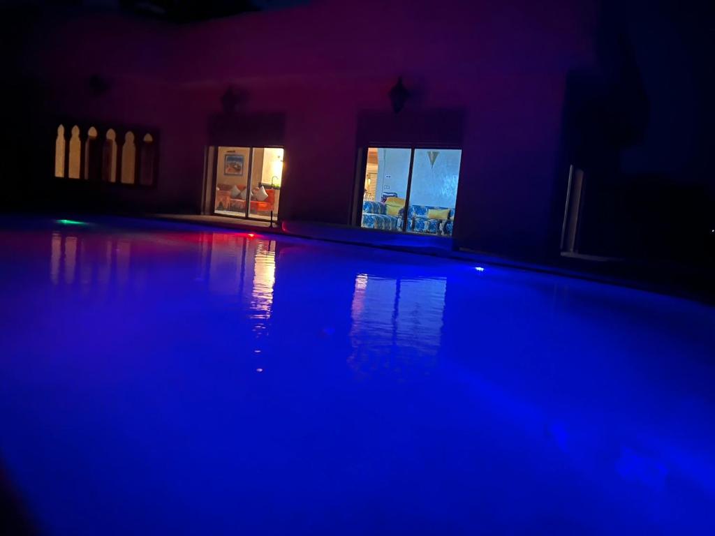 Bazén v ubytování DAR N'FIS Région Marrakech HEBERGEMENT AU BORD Du LAC ÉVASION PISCINE ACTIVITÉS WIFI nebo v jeho okolí